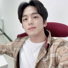 Compared to other characters in the show, he is conservative and also relatable. Kim Min Kyu Biography Age Net Worth Parents Wife Tv Shows Instagram Uzomedia Tv