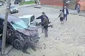 Grávida de 20 anos sobrevive após acidente em rodovia. 📲 #RecordNews #Notícias #Shorts