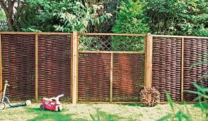 Der Sichtschutzzaun Weide Ist Aus Der Weide Geflochten Mit Kieferrahmen Der Asthetisch Naturliche Schutz Fur Ihre Grune Oase D Sichtschutzzaun Naturzaun Zaun