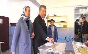 Medipol hastaneleri'nin sahibi olan fahrettin koca, erdoğan ailesinin de doktoru işte yaşam biyografisi: Saglik Bakani Fahrettin Koca Esi Ve Cocuklariyla Sandiga Gidip Oyunu Kullandi