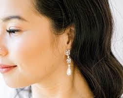 FILIA // Pendientes de boda con flores blancas, pendientes florales para  novia, pendientes llamativos para novia, pendientes de flores para boda,  pendientes para fiesta en el jardín