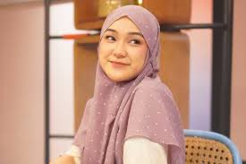 Jilbab segiempat bella square pollycotton tidak licin adem warna warni model kerudung segi empat merupakan salah satu jenis jilbab yang paling popular dibandingkan jenis yang lainnya. Rlbvv5pzte9mhm
