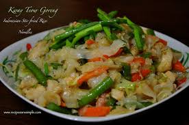 Tu beza antara kuey teow goreng basah dengan kuey teow goreng stail mamak. Fried Kway Teow Goreng Indonesian Stir Fried Broad Rice Noodles