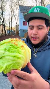 Chinos Comiendo Lechuga