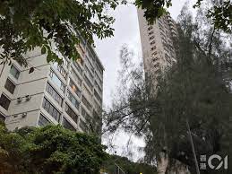 政府晚上公布，一名 39 歲，由法國抵港男子確診，帶變種病毒株，因此圍封強檢灣仔黃泥涌峽道 12 至 14 號利安閣；另外有兩宗由沙地阿拉伯抵港的初步確診個案，涉及一名 13 歲女童及其 11. 1uknr1ehhwa Rm