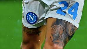La scomparsa di diego armando maradona ha scosso gli animi di tutti i tifosi e giocatori del napoli e ha fatto tra questi, il capitano dei partenopei, lorenzo insigne, ha voluto omaggiare d10s a modo suo. Lorenzo Insigne S Striking Tattoo Of Diego Maradona Marca