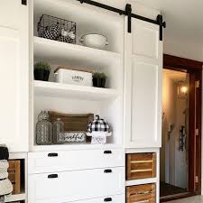 Transformez Vos Armoires De Cuisine Sans Devoir Debourser Une Petite Fortune Pour Les Remplacer Modifiez Les Panneaux Le Fond Des Cabinets Home House Armoire