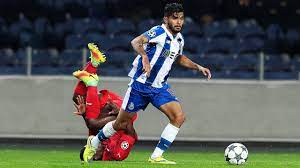 Jesus corona ficou de fora do jogo em roma porque a uefa assumiu que ele fez de propósito para levar amarelo, sérgio ramos acaba de admitir que fez de propósito para levar amarelo… Jesus Und Corona Der Ewige Schatten Eines Fussball Stars Kurier At