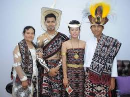 باجو كوروڠ) is a traditional malay costume which loosely translated as enclosed dress. 10 Pakaian Adat Ntt Yang Kaya Dengan Tenun Ikatnya