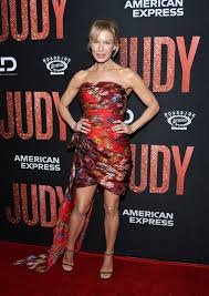 Renée zellweger was back in palm springs at the 31st annual palm springs international film festival to accept the desert palm achievement award for playing judy garland. The Fashion Court On Twitter Renee Zellweger Wore An Oscardelarenta Resort 2020 Printed Dress To The Hollywood Premiere Of Judy Judy Odlrprespring2020 Https T Co Pdjob70gz6