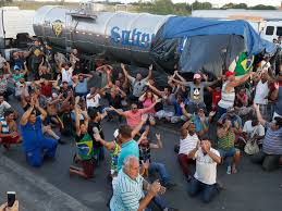 A greve dos caminhoneiros, prevista para o próximo dia 1º de fevereiro, vem crescendo em adesões. Lider De Caminhoneiros Ameaca Fazer Greve Maior Que A De 2018 O Antagonista