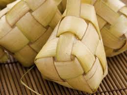 Misalnya seperti kikil, krecek, babat, ceker ayam, daging ayam, kacang hijau, beras yang dibuat lontong atau ketupat, kacang, beras ketan putih/hitam, sagu mutiara, ubi. Resep Membuat Ketupat Empuk Dan Tahan Lama Ramadan Liputan6 Com