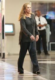 Amizade de 42 anos imagem: Com Look Confortavel Arlete Salles Passeia Em Shopping No Rio Ofuxico