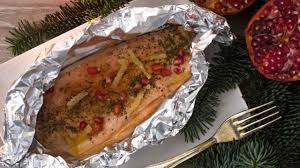 Il salmone al forno rosa al cartoccio è servito caldo. Salmone Al Cartoccio Con Melograno E Limone Per La Vigilia Di Natale
