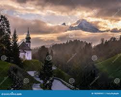 L'église De Pèlerinage Gern Maria Et Monter La Silhouette Supérieure De  Watzmann Par Le Brouillard Berchtesgaden L'Allemagne Image stock