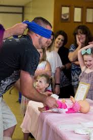 Haz que los invitados usen una pelota de tenis u otra pelota pequeña para botarlas. 190 Ideas De Juegos De Baby Shower En 2021 Baby Shower Juegos Para Baby Shower Juegos De Fiesta Shower
