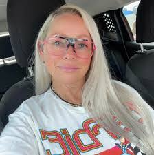 Angela Schoen's Instagram, Twitter & Facebook