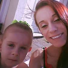 Kısıtlayıcı yeme bozukluğu (ARFID) nedeniyle sadece nugget ve cipsle  beslenen üç çocuk annesi kadın, iyileşmediği takdirde kör olabilir!  Middlesbrough'da yaşayan 26 yaşındaki Michaela Harris 2016'da eşinden  ayrıldı ve çok zor günler yaşadı; "