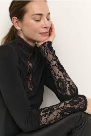 Lila Snow's Instagram, Twitter & Facebook