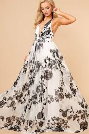 Vestiti da donna online delle migliori marche su zalando | uno per ogni occasione ✔reso gratuito ✔punti di ritiro. Vestiti Firmati E Un Abito Di Bianco Con Stampa Floreale Di Colore Nero Abiti Abito Da Cerimonia Vestiti