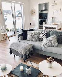 Bada bing 2er set kissen lieblingsmensch grau weiß sofakissen kuschelkissen. Die Lammfell Kissenhulle Ella Ist Das Kuscheliges Highlight In Diesem Wohnzimmer Kerzenschein Und Ein Fl Cushions On Sofa Living Room Sofa Couches Living Room