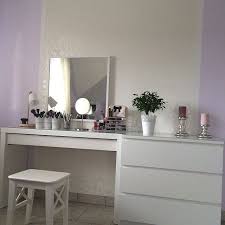 Minimalistic Vanity Table Easy To Create From Ikea Malm Dressing Table And A Large Mirror Prostaya Spalnya Preobrazheniya Komnaty Dekor Spalni