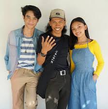 Aisyah sendiri sebenarnya udah punya pacar yang enggak lain adalah athalla naufal, adik dari verrel bramasta. Main Film Bareng 10 Potret Kedekatan Devano Danendra Dan Naura