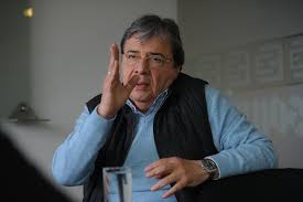 El ministro de defensa, carlos holmes trujillo, continúa hospitalizado en cuidado crítico, según el parte médico difundido por la presidencia. Los Favoritos De Uribe Somos Todos Carlos Holmes Trujillo El Espectador