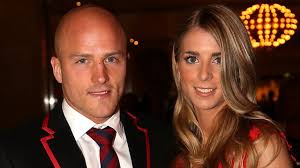 Melbourne Demons midfielder Nathan Jones wins the 'Bluey' Truscott medal as  club's best and fairest