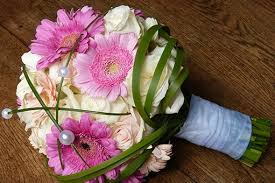 Check spelling or type a new query. Susser Brautstrauss Mit Gerbera In Pink Und Rosa Kombiniert Mit Weissen Und Creme Farbigen Rosen Ein Paar Perl Blumenstrauss Hochzeit Brautstrauss Brautstrausse