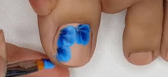 Uñas con flores pinceladas es un diseño elegante e ideal para ocasiones por la noche y eventos interesantes. Unas Con Mariposas Y Flores Para Los Pies Belleza