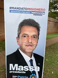 Alguien ya le dibujo unos bigotes de Gaturro al Massa enfrente de mi casa.  : r/argentina
