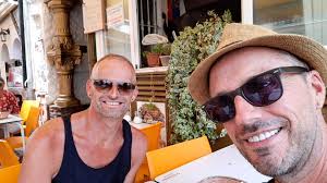 Hungry as we were after our long walk, we passed La Dama for a very very  tastefull pizza. Even when you speak no Spanisch like we, the waiter  explains you everything with