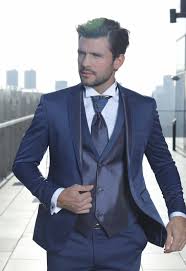 Sur un costume 3 pièces coordonné (bleu roi, bleu marine, bleu nuit, gris, bordeaux, etc…), vos accessoires prendront toute leur importance pour donner une touche d'éclat à votre tenue. Costume De Marie 3 Pieces Bleu Royal Caralys Nice 06