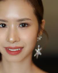 化妝菇- Sophisticated simplicity 💫簡約但不簡單， 自然輕透又精緻度滿滿的底妝， 正正是我們最想呈現的妝容質感。💞  越是看似簡單自然的妝容，就越考驗一位專業化妝師的基本功。 沒有過多濃墨重彩修飾， 而是透過精心塑造的無暇底妝， 放大每位新娘子的自身魅力 ...