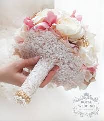 These 10 silk wedding bouquets from etsy are sure to inspire! Silk Flower Broche Ramon Marfil Rosa Oro Boda Bouquet Rosa Etsy Wedding Bouquets Pink Wedding Brooch Bouquets Gold Wedding Bouquets