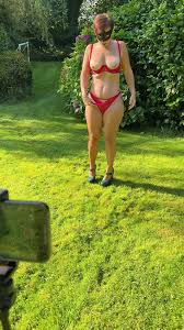 야외 솔로 자위, 장난감과 오르가즘을 가진 정원에서 내 발 뒤꿈치 POV에서 알몸으로 잡힐 위험이 있습니다. 출연 Queen-Lucy,  Queen-Lucy