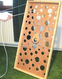 Holzspiel Im Freien Sieht Aus Wie Ein Lustiges Spiel Holzspiel Im Freien Holzspiel Im Freien In 2020 Holzspiele Diy Holz Spiele