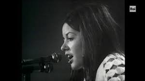Nada malanima, voce/testi/canzoni rodrigo d'erasmo, violino/basso daniela savoldi, violoncello mario frezzato, oboe/corno inglese paolo raineri, tromba francesco bucci. Nada Malanima La Bambina Che Non Voleva Cantare Biografia Carriera Eta Successi