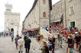 San marino) تقع في الجزء الجنوبي من القارة٬ وتقع داخل دولة إيطاليا، عاصمتها هي مدينة سان مارينو. Ù…Ø¹Ù„ÙˆÙ…Ø§Øª Ø¹Ù† Ø¯ÙˆÙ„Ø© Ø³Ø§Ù† Ù…Ø§Ø±ÙŠÙ†Ùˆ Ø¹Ù…Ù„ØªÙ‡Ø§ ÙˆØ§Ù‚ØªØµØ§Ø¯Ù‡Ø§ ÙˆØ£Ù‡Ù… Ø§Ù„ØµÙ†Ø§Ø¹Ø§Øª Ø¨Ù‡Ø§ Ù…ÙˆÙ‚Ø¹ Ù…Ø¹Ù„ÙˆÙ…Ø§Øª