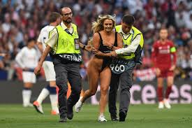 Liverpool qualifie pour les demi finales de la ligue des champions sait deja quelle sera sa tunique la saison prochaine. Ligue Des Champions Une Femme En Maillot De Bain Rentre Sur Le Terrain En Plein Match Photos Le Soir