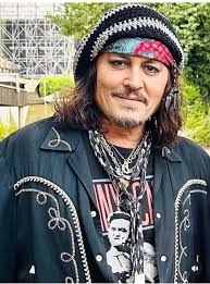 JOHNNY DEPP WEAR MARK "MISTER FREEDOM" Johnny Depp is known for his  eccentric and individual style that combines high-seam pieces with  laid-back, wide, worn, comfortable and vintage features that give him a