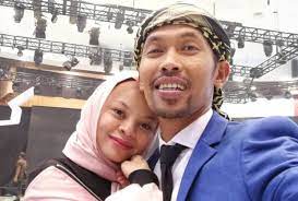 Pelawak shuib sepahtu akui pernah memberi nasihat kepada isterinya, siti sarah supaya tidak terlalu menayangkan aksi kemesraan mereka di laman sosial. Sarah Shuib Tinggalkan Anak Demi Kekasih Hiburan Mstar