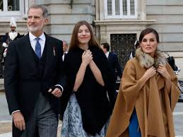 La reina Letizia recupera el abrigo capa con el que triunfó en Estocolmo hace dos años