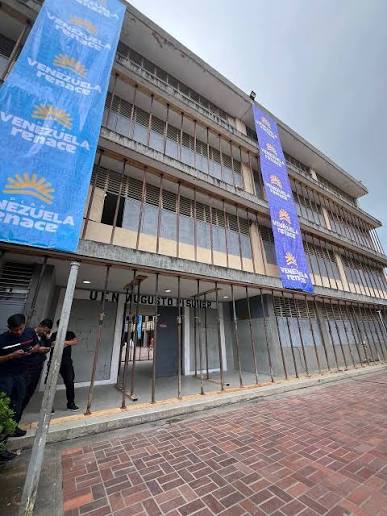 Junto al equipo del Plan Venezuela Renace, liderado por @jackiepsuv,  autoridades del Gobierno Bolivariano y el cuerpo de ingenieros,  inspeccionamos la U.E. &ldquo;Augusto Pi Su&ntilde;er&rdquo; en el km 23 de El Junquito,