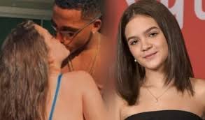 Após revelar que quer casar com o namorado erick andreas, a atriz mel maia, de apenas 14 anos, voltou a publicar uma foto de biquíni. Aos 15 Anos Mel Maia Beija Namorado Em Londres Video Mostra Reacao Polemica De Amigo