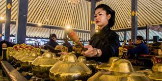 Jengglong tersebut sekilas memang mirip dengan alat musik gong, tetapi gong memiliki ukuran yang jauh lebih besar. 17 Jenis Alat Musik Khas Jawa Barat Hingga Jawa Timur Yang Unik Dan Mendunia Dream Co Id