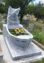 O zaman mezar taşına değil yanında bir platform yapılır bir hatıra defterine isteyen istediğini yazar. Tekne Gemi Modeli Blok Mermer Mezar Doruk Mezar