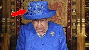 Des membres de la police irlandaise vérifient le sac d'une femme à un barrage routier de dublin, le 16 mai 2011. La Reine D Angleterre A Vraiment Fait Un Discours Portant Un Chapeau Aux Couleurs De L Europe