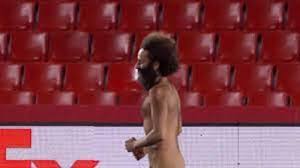 A juan mata cross from the left evades all comers except granada defender jesus 72 min: Grenade Manchester United Un Homme Surgit Totalement Nu Sur Le Terrain L Frii